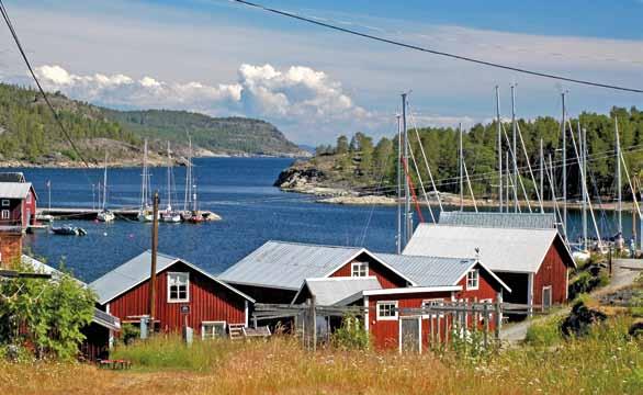 926 Längst in i Omnefjärden ligger den fjordliknande Ulvviken som en gryta med en särpräglad naturskön omgivning. Det höglänta landskapet speglar sig vackert i vattnet.