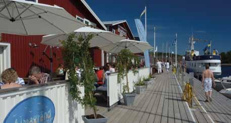 Ulvöhamn N 63 1.191, E 18 39.019 Höga Kustens skärgårds största turistbesöksmål med stora kulturella värden tack vare välbevarade sjöbodar, bostadshus och gistvallar.