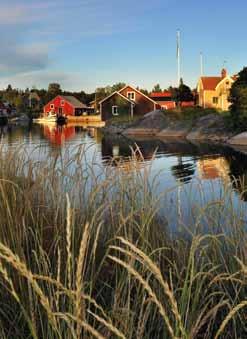 Vid fiskeläget ligger Fiskevistet med surströmmingsmuseum, båtmuseum och spännande utställningar samt kafé, kapell och restaurang.