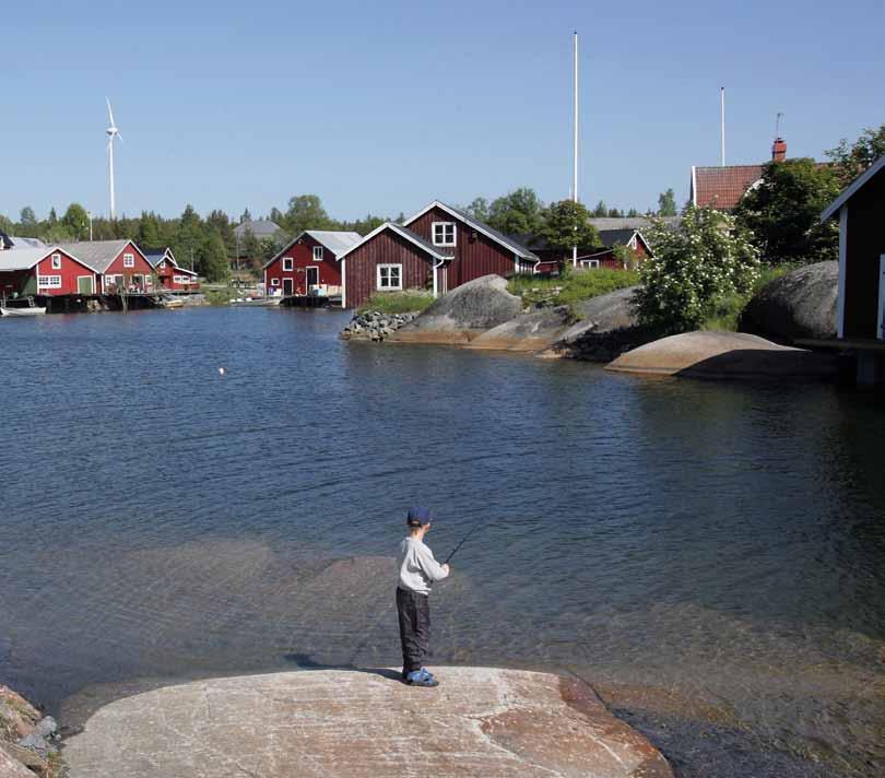 Skagshamn, grundat av gävlefiskare på 1600-talet, har haft stor betydelse för befolkningen i trakten. Inseglingsförhållanden är goda med utprickad farled och inseglingsfyr.