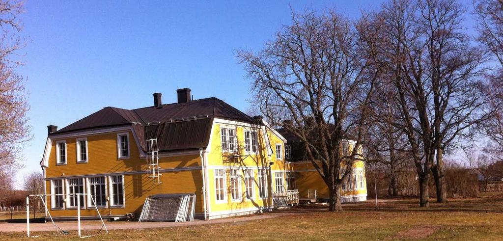 Så sent som till för några år sedan användes byggnaden för pedagogisk verksamhet men har även använts för kyrkans administration och