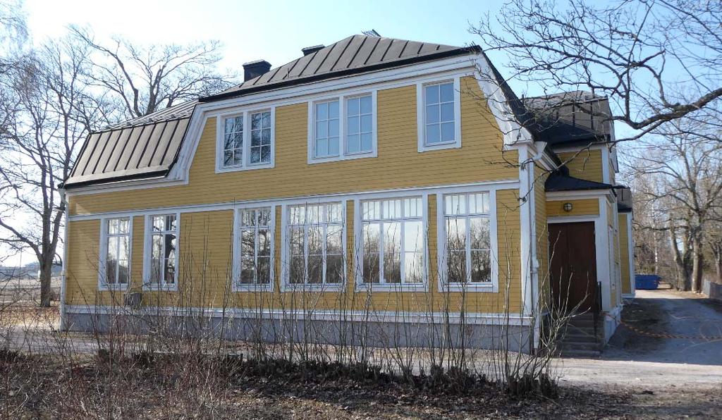 Genom att reglera detta med planbestämmelser ges möjlighet till anpassning av skala och inplacering av de tillkommande volymerna så att en god helhetsmiljö skapas för området.