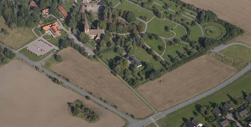 På den norra delen av planområdet ligger den gamla skolbyggnaden omgiven av en uppvuxen trädgård med gräsmattor, träd och buskar. Den södra delen av planområdet består av öppen jordbruksmark.