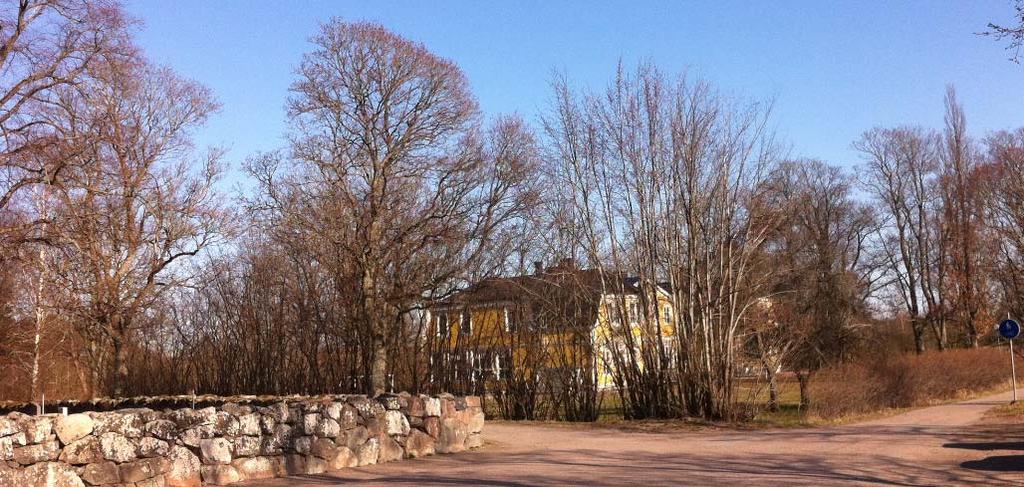 Vy sedd från kyrkogårdsmuren och parkeringen i nordväst. Förändringar En utvidgning av skoltomten i söder innebär att jordbruksmark kommer att tas i anspråk.