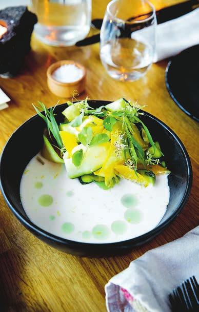 12 RESMÅLET FÄRÖARNA En rätt på zucchini på restaurang Frumbiti, där kocken Brent Morrow lagar nynordiskt inspirerade rätter.
