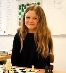 Det roligaste med schack är att man får träffa nya människor och bli smartare, säger Freja. Freja ser fram emot att tävla men berättar också att hon kommer att fortsätta att spela även efteråt.