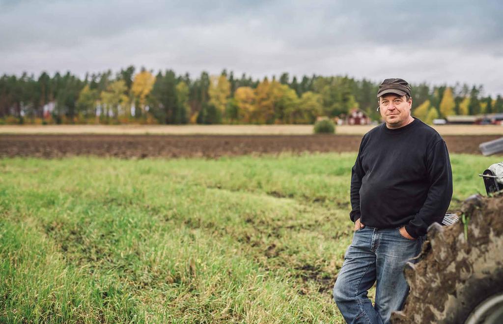 TILLSAMMANS TILLSAMMANS Tillsammans med våra invånare gör vi en insats för en hållbar framtid. Köttbonden Jonas Halonen i Österfärnebo sprider biogödsel på sin åker.