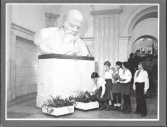 Hundre år med Lenin i Sibir 11 Fig. 2. En gruppe av Unge Pionerer på besøk i det Sentrale Lenin-museet i Moskva. Postkort fra 1960-årene. len av de besøkende.