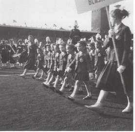Symbolernas arkeologi 29 Fig. 1. Defilering vid Svenska flaggans dag på Stadion i Stockholm den 6 juni 1956. Foto: författaren 1956. bredvid den svenska, varje gång vi hade gäster från USA.