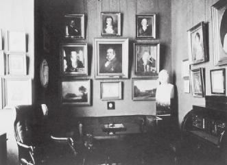 Mette Skougaard 84 Mindestuen over Adam Oehlenschläger fotograferet i begyndelsen af 1900 årene, hvor stuen var nyindrettet på museet. Ratsach fot.