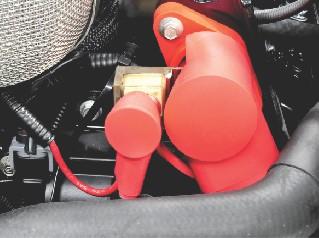 Generator- och bränslepumprelä g - Tändspolar h - Felindikatorlampans (MIL) En 90 A säkring, som sitter flamskyddet, skyddar