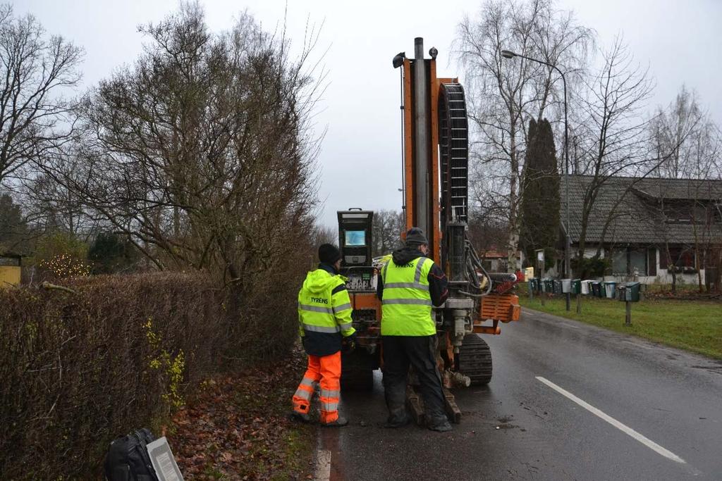 Figur 3. Borrprov 40, fotografi mot norr. Genomförande och resultat Med anledning av en geoteknisk undersökning i Vombs by, genomfördes en arkeologisk schaktningsövervakning.