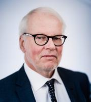 motsvarande 39 648 B-aktier 450 000 SEK 0 SEK Är en av bolagets största ägare med 17,1 % av röster och 9,3 % av kapital Teknologie doktor, MBA, reservofficer i pansartrupperna, Medicine hedersdoktor