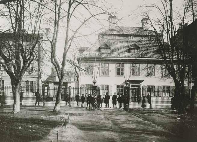 HÅRLEMANSKA HUSET FÖRE OMBYGGNADEN I BÖRJAN AV 1900-TALET. FOTO ÅR 1900, SSM FA1635.