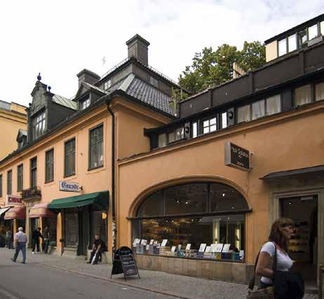 HÅRLEMANSKA HUSET T.V. OCH FLYGELBYGGNADENS GAVEL T.H. MED TERRASSERNA FRÅN KLEMMINGS OMBYGGNAD I BÖRJAN AV 1900-TALET. FOTO J. MALMBERG. Stadsmuseets kulturhistoriska klassificering.