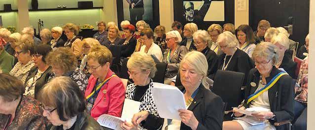 Efter sedvanliga distriktsförhandlingar var det dags för nästa eminenta talare på temat kommunikation.