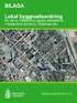 99. 98. Huvudbyggnaden står på betonggrundning. Fasaden är vit, rappad. Taket är plåt, takformen är bruten, mansardligger