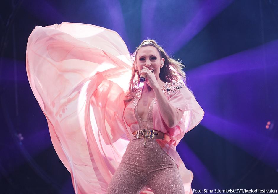 Lina Hedlund rivstartar solokarriären med finalplats i Melodifestivalen. I ett års tid har Lina Hedlund haft en pågående skilsmässa med Alcazar.