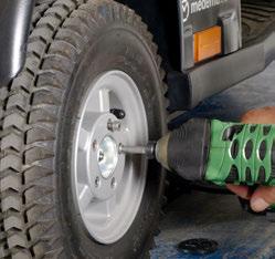 Byte av hjul Följ nedanstående anvisningar vid punktering på ett av de luftfyllda hjulen eller om ett däck är så pass slitet att det ska bytas ut.