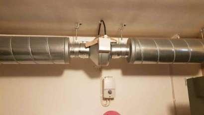 Risk för mikrobiell tillväxt föreligger om den relativa fuktigheten (RF) i den omgivande luften är över 75% vilket i furuvirke motsvarar en fuktkvot (FK) på 17%.