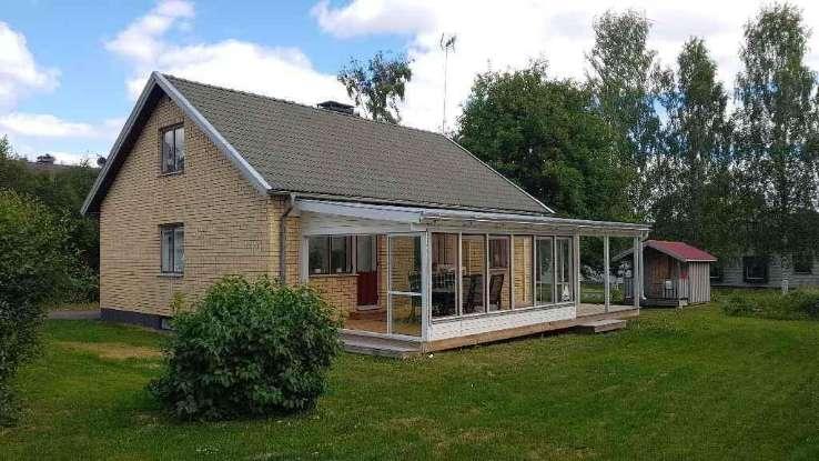 Besiktningsteknikerns reflektion Noteringar som besiktningsteknikern särskilt vill påtala Bostadsbyggnad Angående förhöjda fuktvärden och lukt i källarkonstruktion, rekommenderas att avlägsna