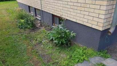 Terrängförhållanden: Mindre trädgårdstomt Övrigt: Altaner och uterum omfattas ej av besiktningen. Garage/Carport: Fristående garage med betongplatta på mark Besiktningsutlåtande 1.
