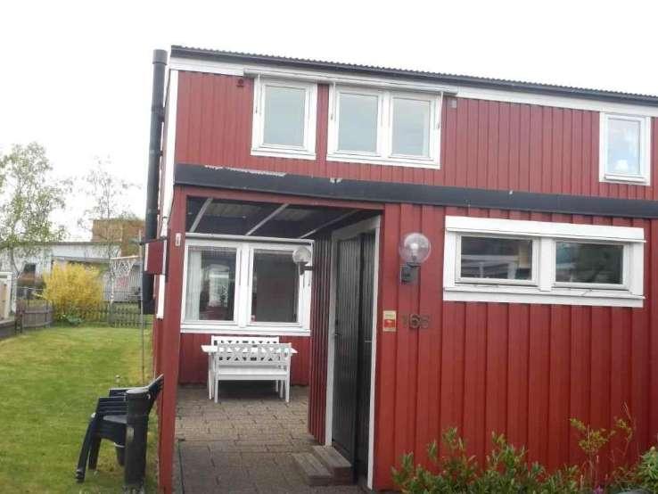 Byggnadsbeskrivning Bostadsbyggnad Byggnadsår/ ombyggnadsår: 1974 / Hustyp/antal våningar: 2-plans gavelradhus Taktyp, takbeläggning: Plåt Grundkonstruktion: Betongplatta på mark med uppreglade