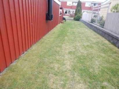 Fasad: Stående träpanel Terrängförhållanden: Övrigt: Mindre trädgårdstomt Garage/Carport: Garage i länga, ingår inte i besiktningen Besiktningsutlåtande 1.