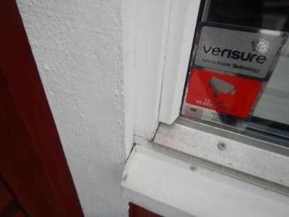 Fasad Fasadpanel avslutas delvis nära mark.