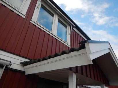 väderlek i skivskarvar med läckage på vindsutrymmet som möjlig följd. Med tiden kan även träfiberskivorna drabbas av fuktskador.