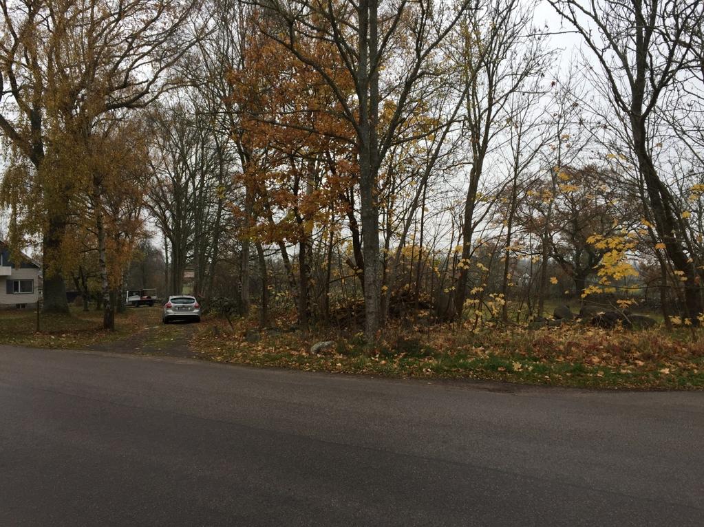 3 (10) Bild 3. Foto från ansökan på möjlig husutformning. Bild 4. Ungefärlig placering av byggnation Marken utgörs av en svagt sluttande terräng åt nordlig riktning (ca 3 %).