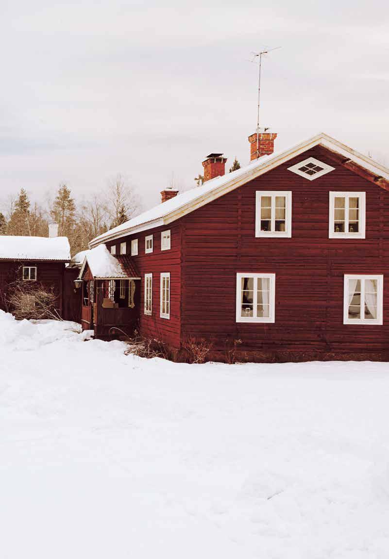 Kristofers är än idag en levande gård med jord- och skogsbruk ÄSTSTUGEBYGGNINGEN på Kristofers i Järvsö är unik med sina många välbevarade rum fördelade på två våningar.