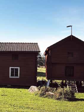 Det fick antagligen den dåvarande ägaren Olof Persson att flytta gården längre ifrån sina grannar.