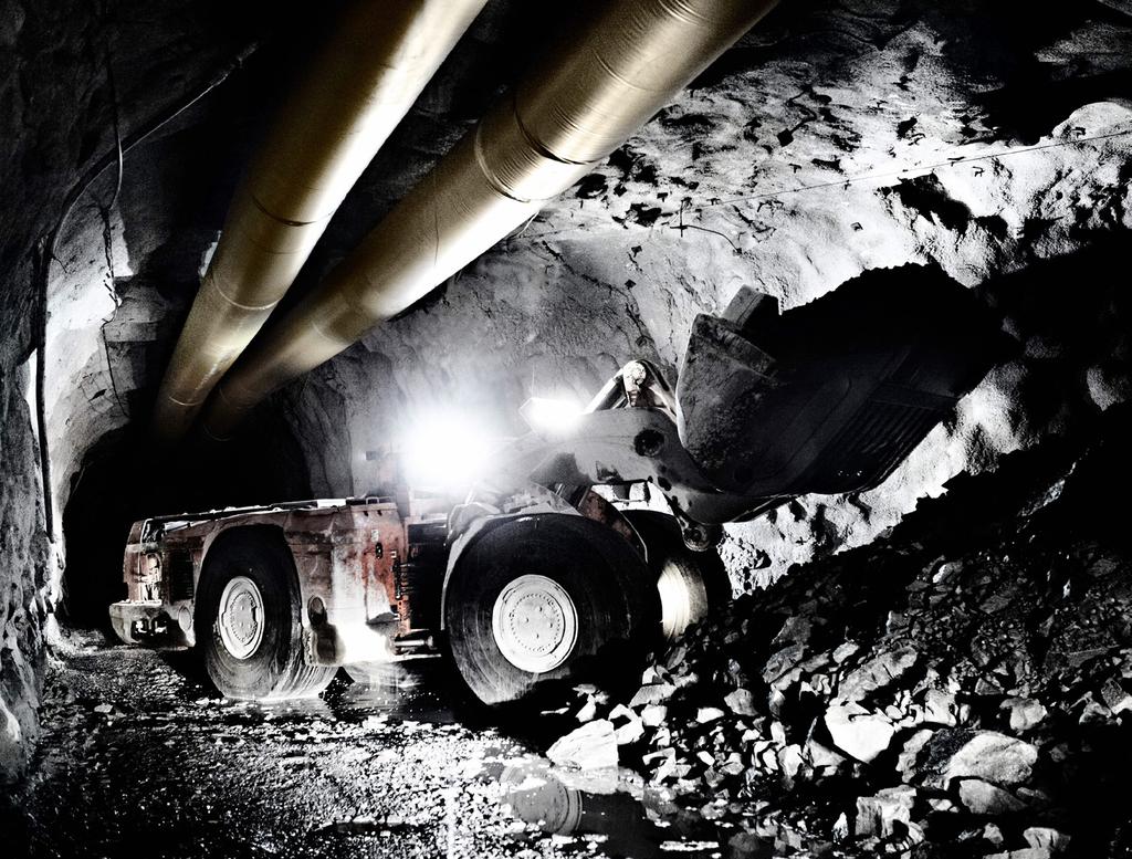 Lastning av malm i underjordsgruva i Bolidenområdet. Foto: Stefan Berg. ton malm. Mineralreservern beräknades 2018 till 675 000 ton och bedöms räcka i drygt 16 år.
