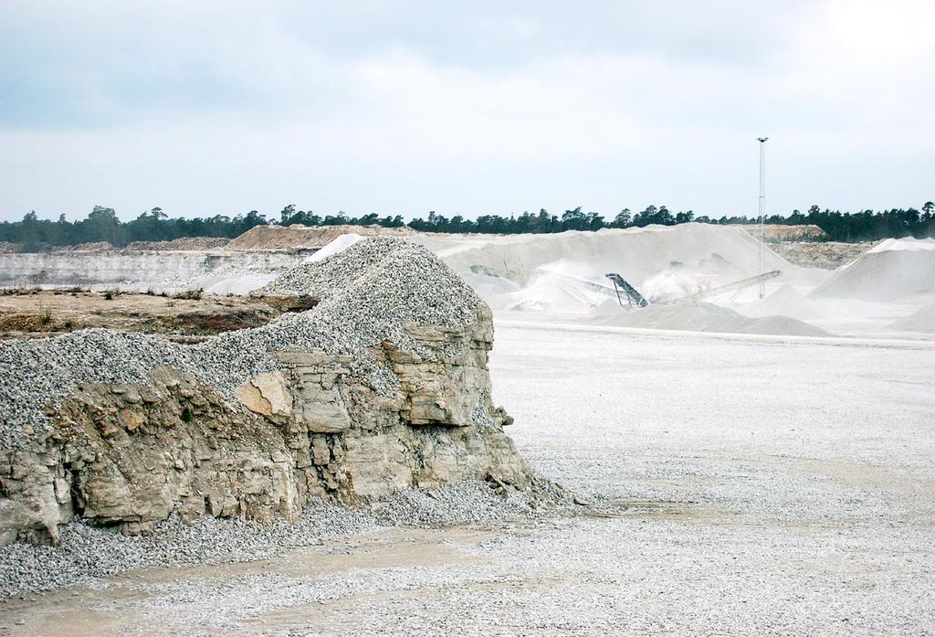 Industrimineral och natursten Industrial minerals and dimension stones INUSTRIMINERAL Industrial minerals Ett industrimineral definieras utifrån sina fysiska egenskaper som fibrositet,