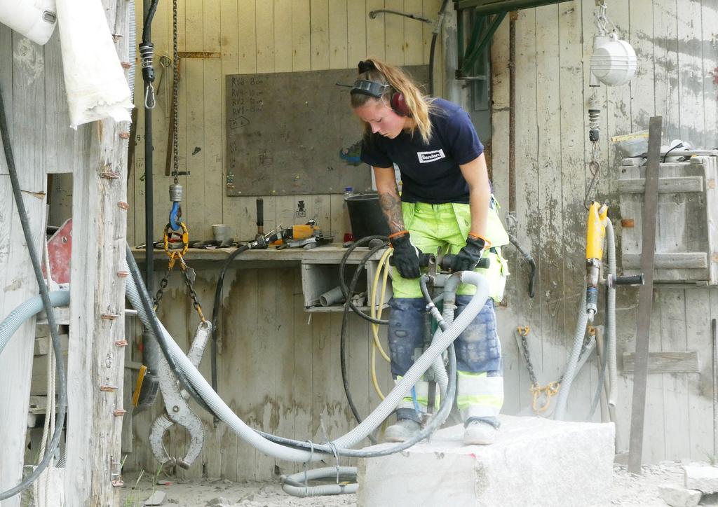 dustriförbund som en produkt tillverkad av natursten tagen som ett helt stycke från ett helt block ur berggrunden.