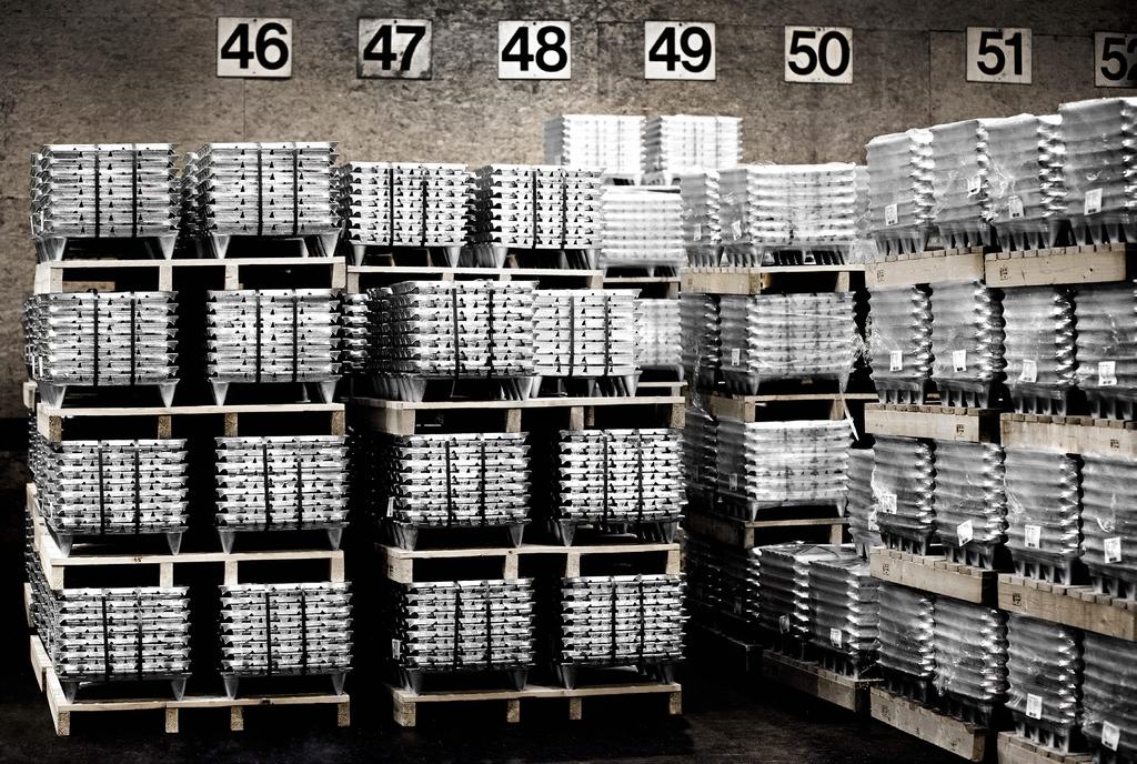 Export och import av mineralråvaror samt metall- och mineralprodukter Export and import of mineral ore and metal and mineral products Export- och importstatistiken är hämtad från SCBs