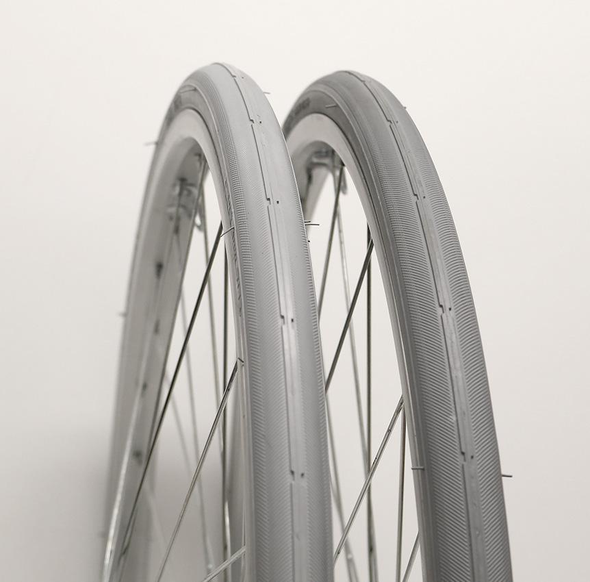 Gällande: Etac Cross Etac Prio Däck 24" färgändring Under våren 2019 kommer däcken till 24 drivhjul bli en nyans mörkare grå än dagens däck, se bild.