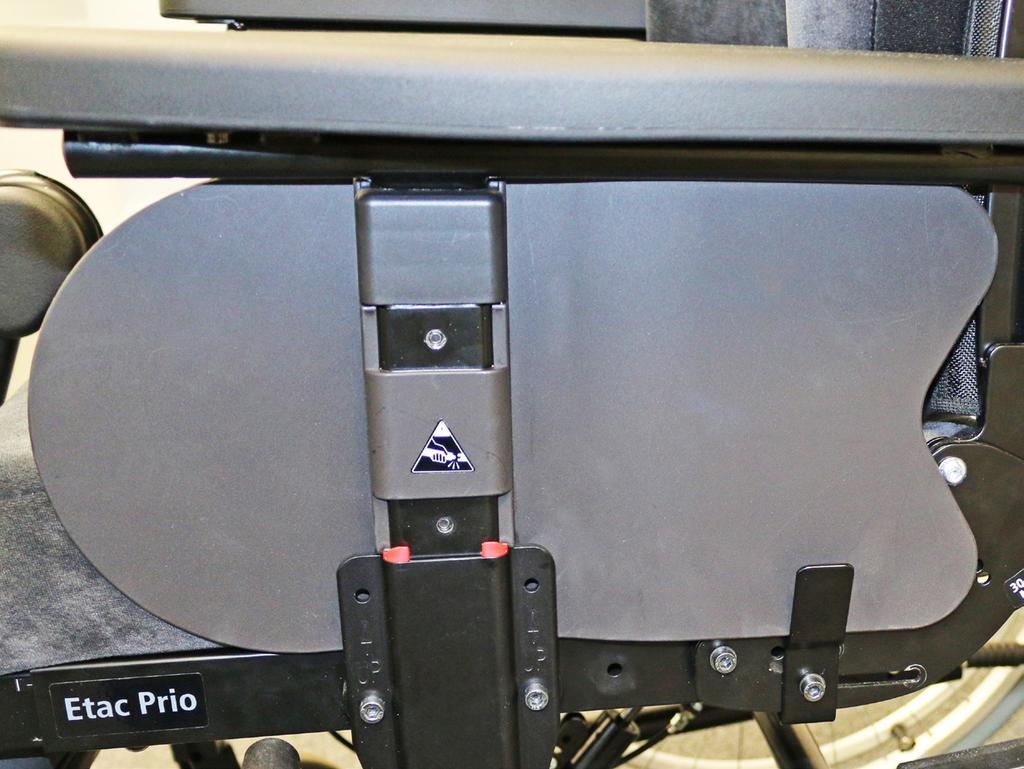 Gäller: E tac Prio Hållare sidoskydd Armstöd Prio För att möta de kundsynpunkter som vi har fått på sidoskyddsskivan på armstöd Prio har vi tagit fram en hållare för att motverka att sidoskyddsskivan