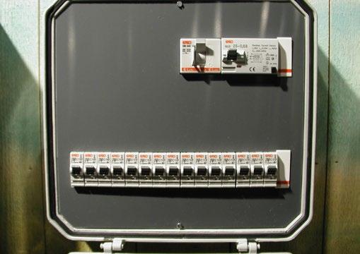 Hur mycket ström som finns i ledningen beror på hur stor belastning den har. Det förekommer sällan lägre säkringar än 10 ampere. Tänk på att alltid slå av strömmen när du ska jobba med el.