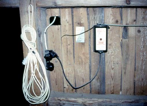 Elstängselapparater Vid åska kan en felaktig placerad elstängselapparat utgöra en stor brandrisk. Elstängselapparaten får till exempel inte placeras på en oskyddad trävägg eller inne i en loge.