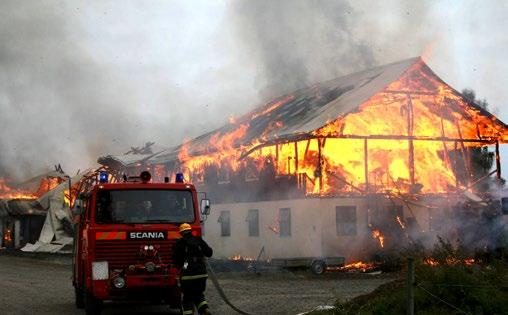 Andning, blödning, chock Om någon skulle bli skadad, måste du först se till att personen andas. Ge konstgjord andning om så behövs.