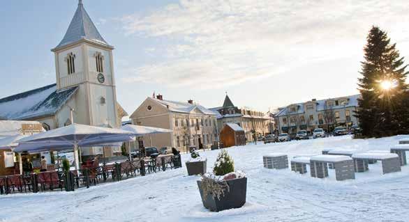 Vid torget finns den ståtliga kyrkan och skulpturen