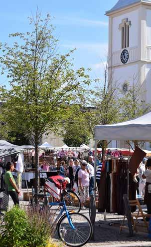Torget nyttjas för möten, handel och evenemang.