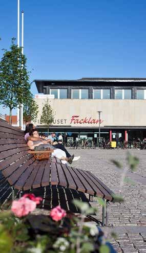 och njuta av folkrörelse och flertalet restauranger att