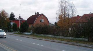 Dessutom finns det oftast en öppen eller glasad veranda samt ett uthus som brukade användas till ved- eller brygghus.