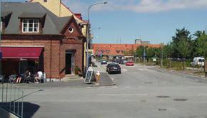 I dessa områden är det lättare att spontana möten uppstår. en i resten av samhället är det få som promenerar eller cyklar.