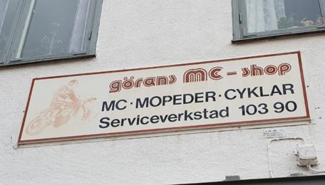 Fria bokstäver Dessa skyltar består av bokstäver placerade fritt från varandra på fasaden.