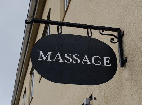 Flaggskylt Utstående skyltar från fasaden kallas oftast för flaggskylt. Eftersom de ofta är dubbelsidiga och riktade ut mot gatan lämpar de sig speciellt till trängre gaturum.