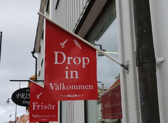 Fönsterskyltar kräver oftast inte bygglov, men här bör samma regler som för fasadskyltning följas där skyltar innanför ett fönster inte bör